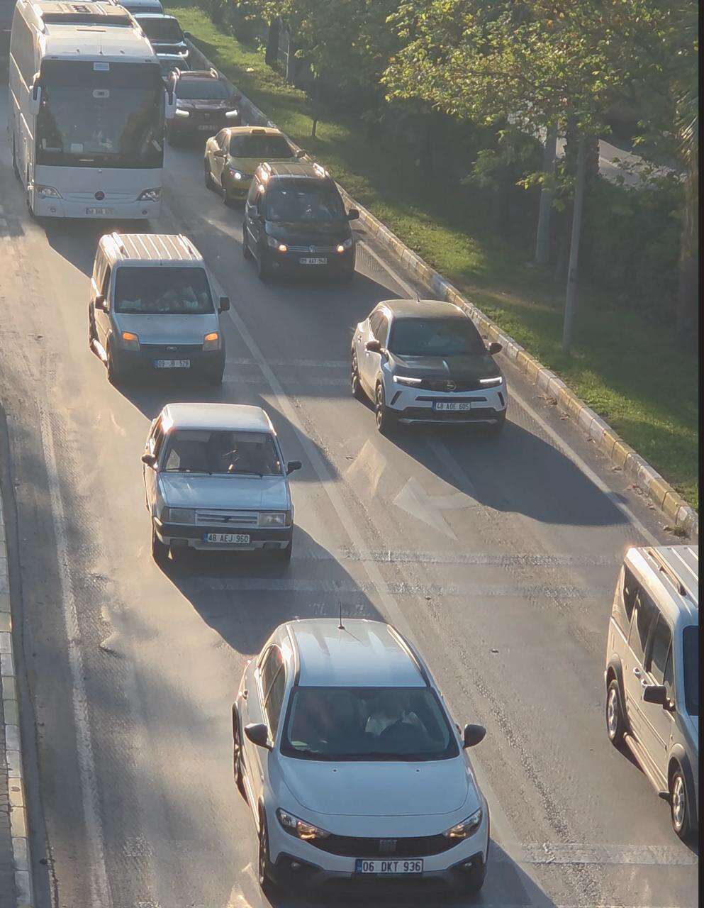 Milas-Bodrum Yolunda Tatilci Yoğunluğu, Polis Trafiğe Müdahale Etti 1